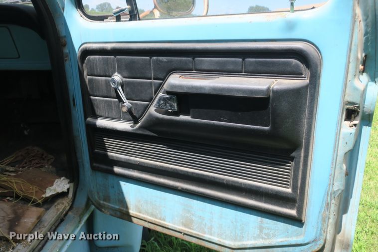 image for item EA9359 1973 Ford F600 flatbed