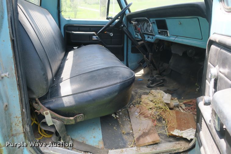 image for item EA9359 1973 Ford F600 flatbed