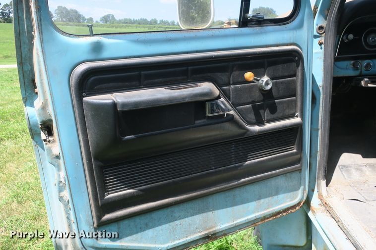 image for item EA9359 1973 Ford F600 flatbed