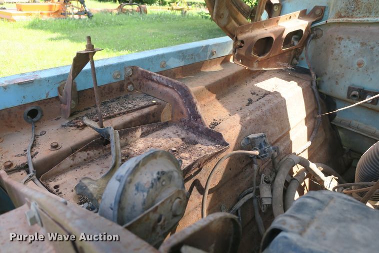 image for item EA9359 1973 Ford F600 flatbed