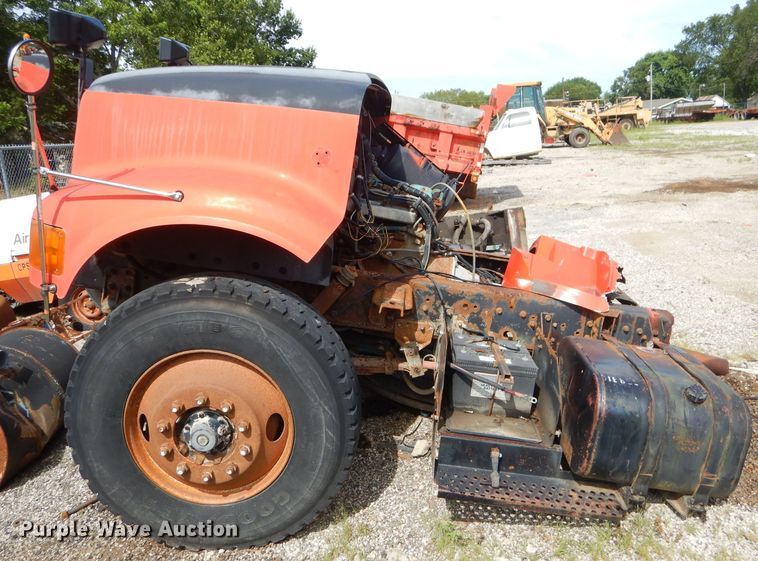 image for item ED9481 1993 International 4900 front end