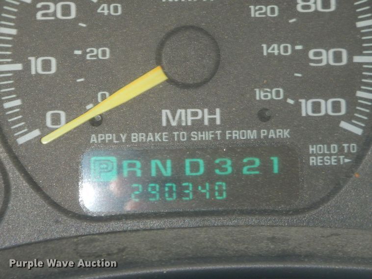 image for item ED9496 2001 Chevrolet Suburban C1500 SUV