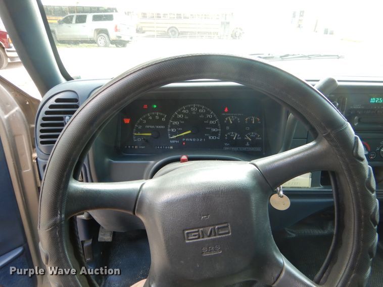 image for item ED9497 1999 GMC Suburban 1500 SUV