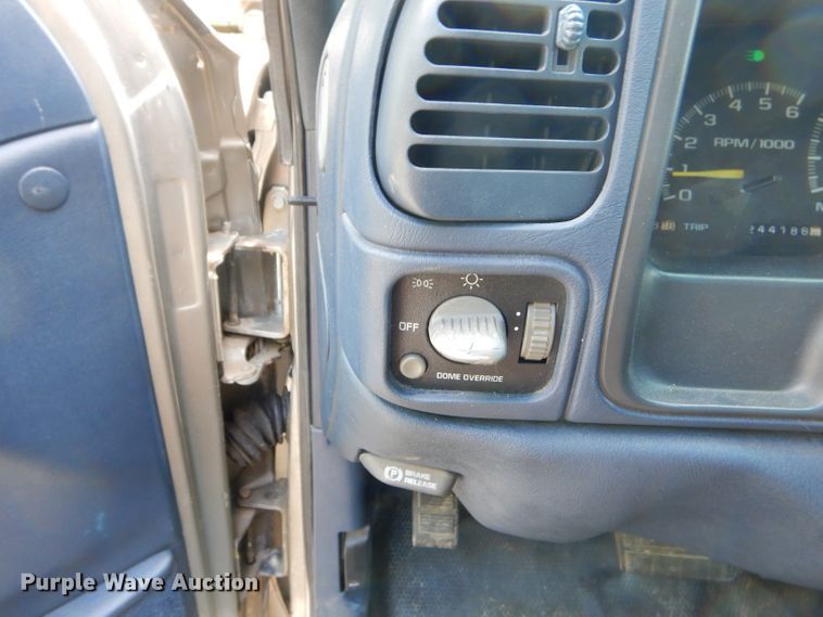 image for item ED9497 1999 GMC Suburban 1500 SUV