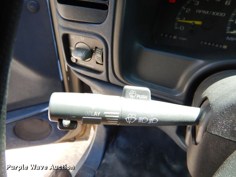 image for item ED9497 1999 GMC Suburban 1500 SUV