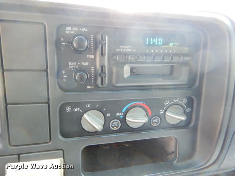 image for item ED9497 1999 GMC Suburban 1500 SUV