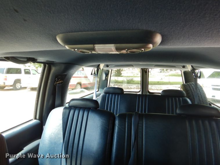 image for item ED9497 1999 GMC Suburban 1500 SUV