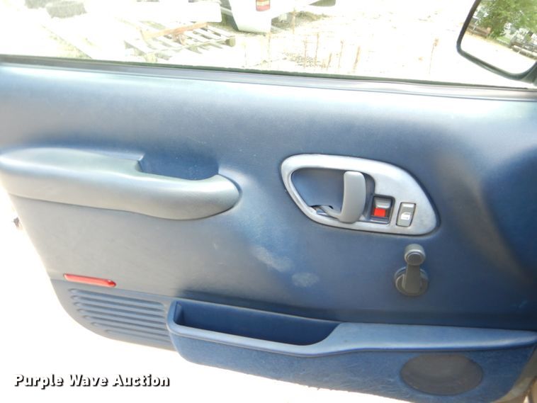 image for item ED9497 1999 GMC Suburban 1500 SUV