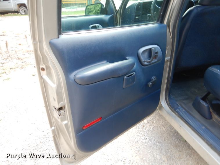 image for item ED9497 1999 GMC Suburban 1500 SUV