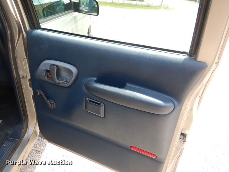 image for item ED9497 1999 GMC Suburban 1500 SUV