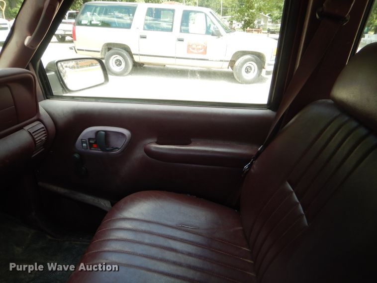 image for item ED9498 1998 GMC Suburban 1500 SUV