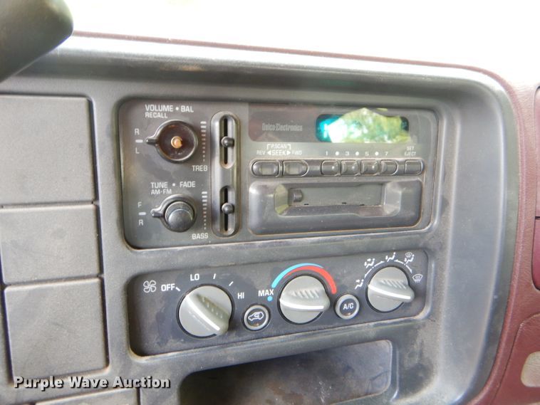 image for item ED9498 1998 GMC Suburban 1500 SUV