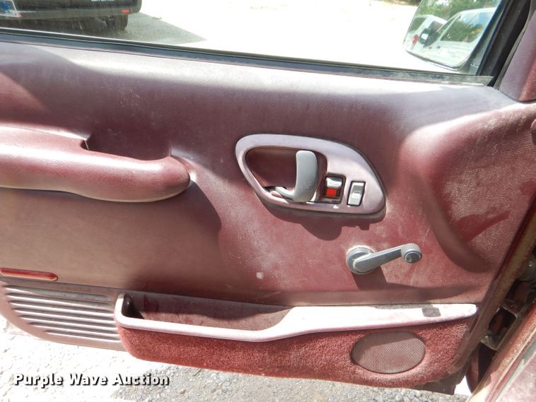 image for item ED9498 1998 GMC Suburban 1500 SUV