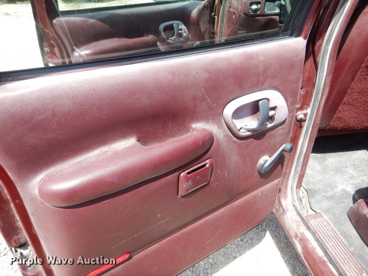 image for item ED9498 1998 GMC Suburban 1500 SUV