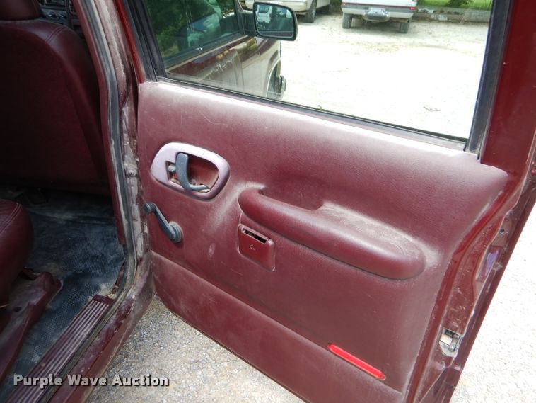 image for item ED9498 1998 GMC Suburban 1500 SUV