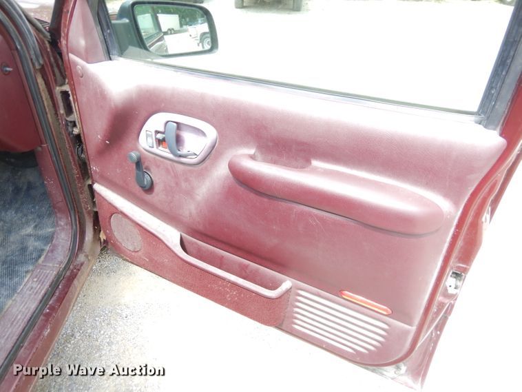 image for item ED9498 1998 GMC Suburban 1500 SUV