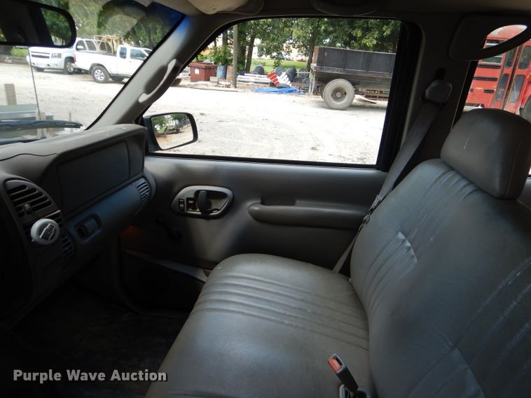 image for item ED9499 1998 GMC Suburban 1500 SUV