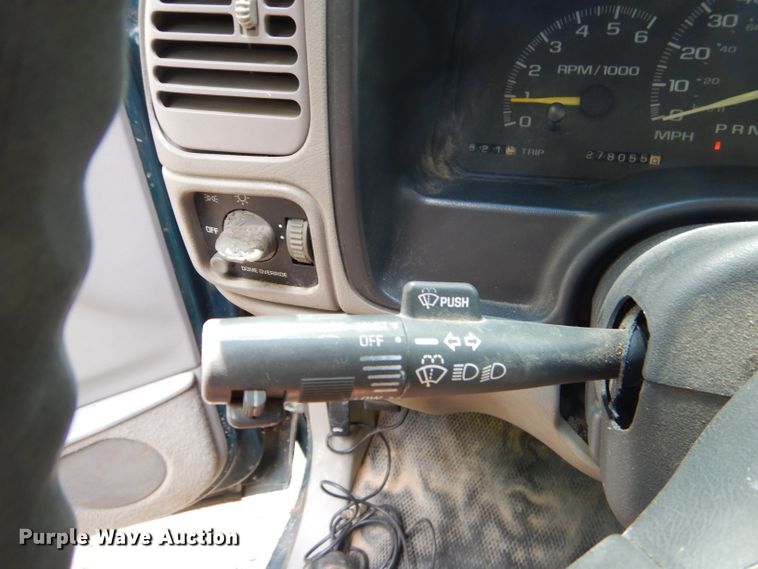 image for item ED9499 1998 GMC Suburban 1500 SUV