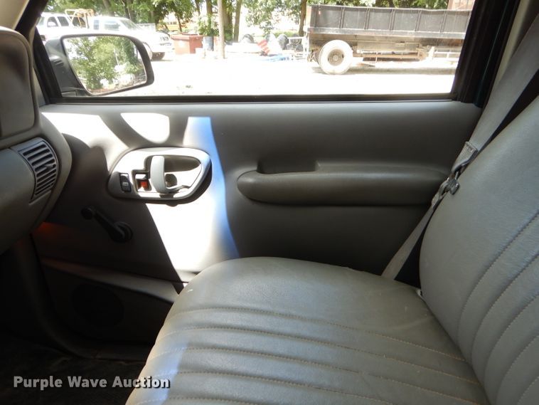 image for item ED9499 1998 GMC Suburban 1500 SUV