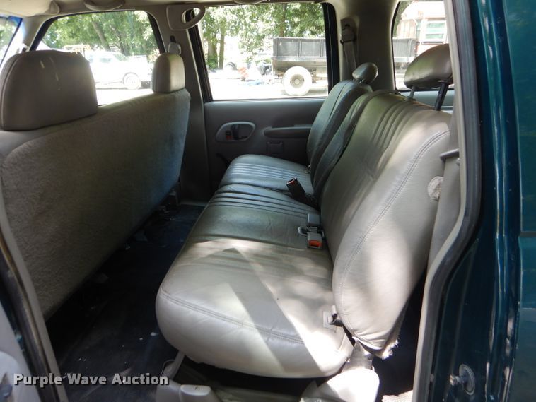 image for item ED9499 1998 GMC Suburban 1500 SUV