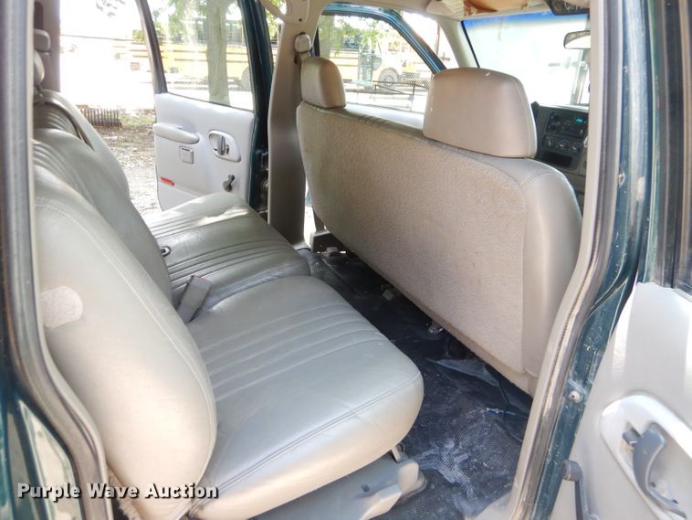 image for item ED9499 1998 GMC Suburban 1500 SUV