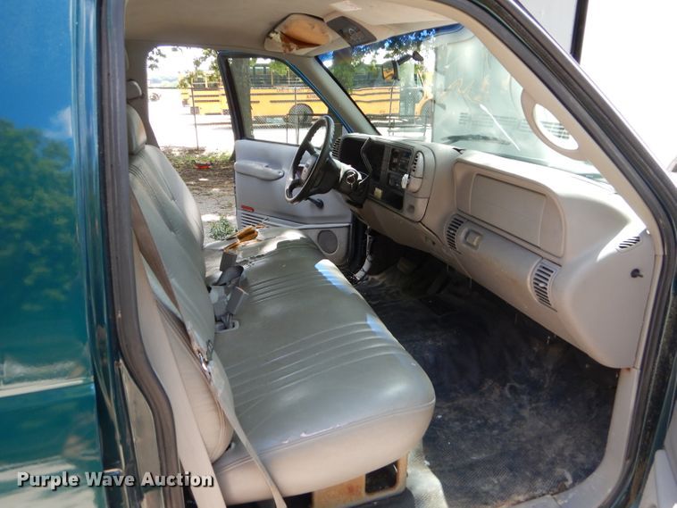 image for item ED9499 1998 GMC Suburban 1500 SUV