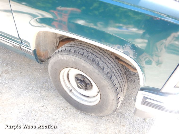 image for item ED9499 1998 GMC Suburban 1500 SUV