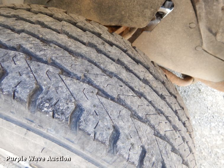 image for item ED9499 1998 GMC Suburban 1500 SUV