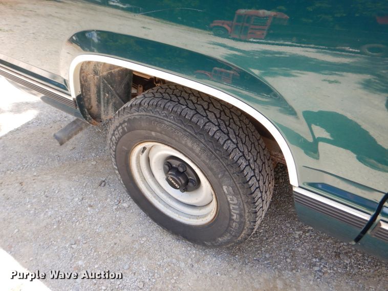 image for item ED9499 1998 GMC Suburban 1500 SUV