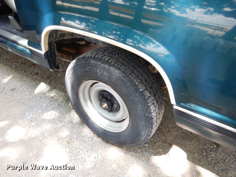 image for item ED9499 1998 GMC Suburban 1500 SUV