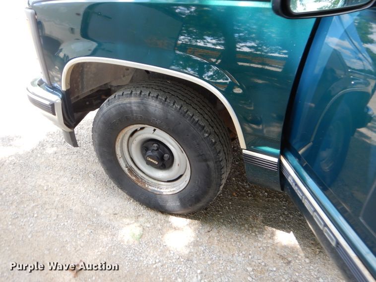 image for item ED9499 1998 GMC Suburban 1500 SUV