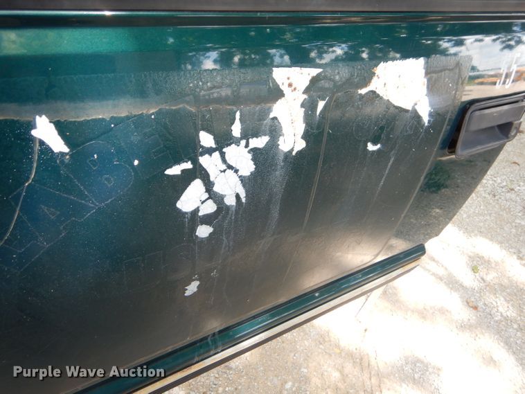 image for item ED9499 1998 GMC Suburban 1500 SUV