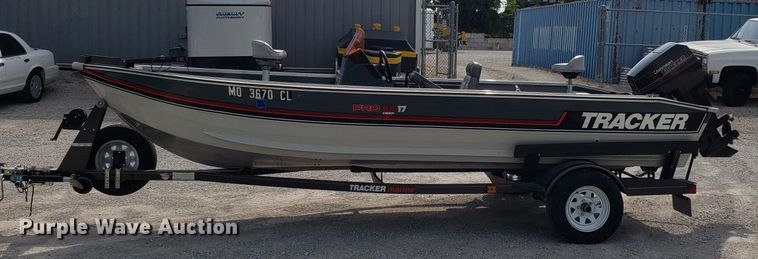 image for item ET9793 1989 Tracker Pro Deep boat