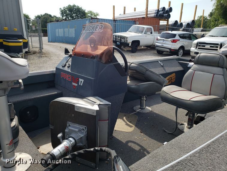 image for item ET9793 1989 Tracker Pro Deep boat