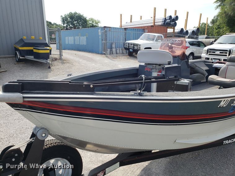image for item ET9793 1989 Tracker Pro Deep boat