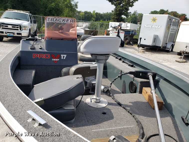 image for item ET9793 1989 Tracker Pro Deep boat