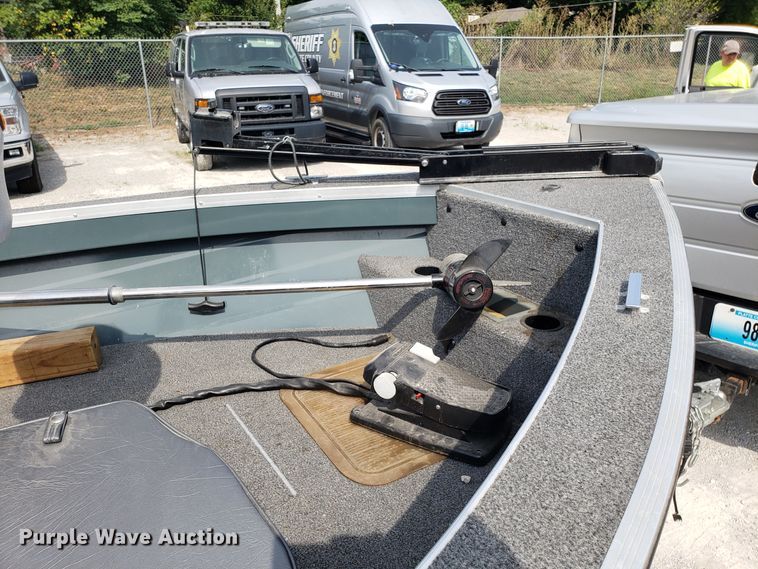 image for item ET9793 1989 Tracker Pro Deep boat