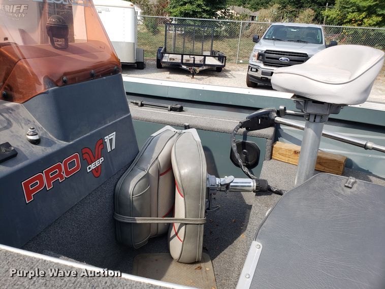 image for item ET9793 1989 Tracker Pro Deep boat