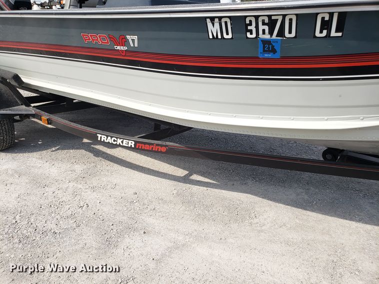 image for item ET9793 1989 Tracker Pro Deep boat