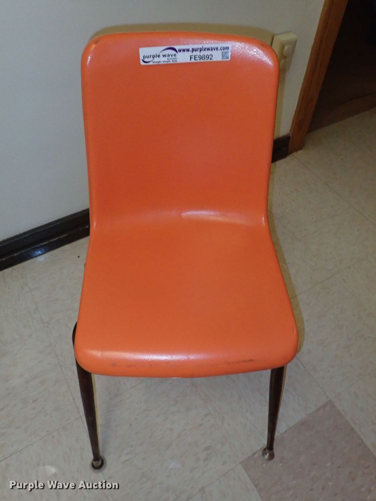 image for item FE9892 Approximately 70 plastic chairs