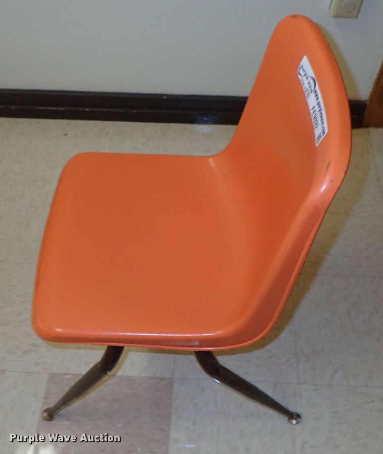 image for item FE9892 Approximately 70 plastic chairs