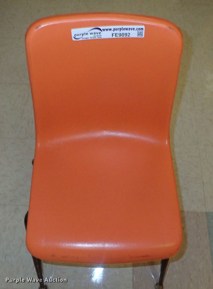 image for item FE9892 Approximately 70 plastic chairs