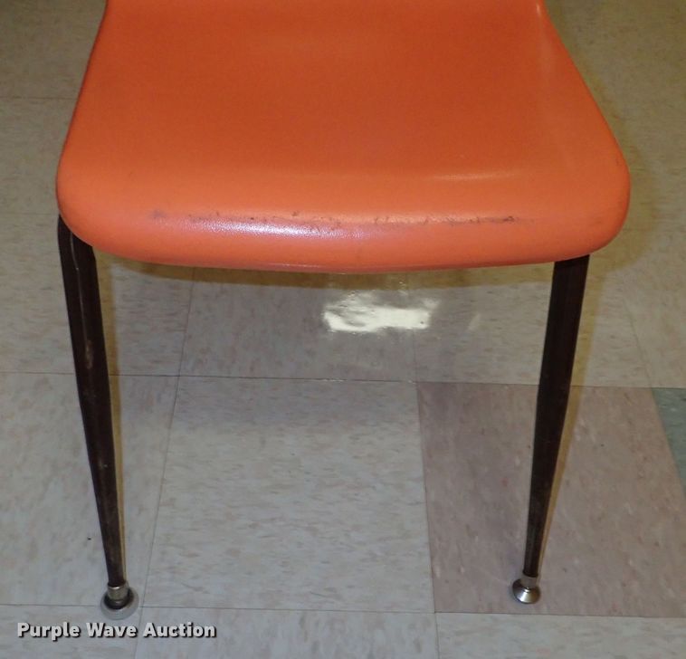 image for item FE9892 Approximately 70 plastic chairs