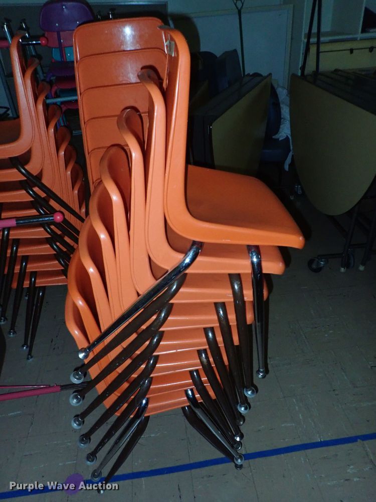 image for item FE9892 Approximately 70 plastic chairs