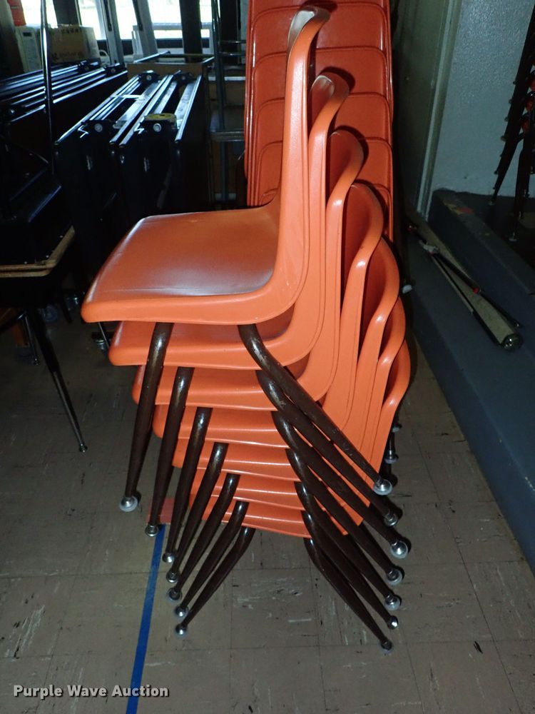 image for item FE9892 Approximately 70 plastic chairs