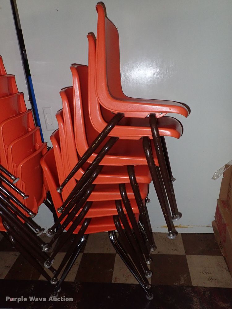 image for item FE9892 Approximately 70 plastic chairs