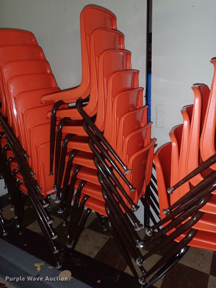 image for item FE9892 Approximately 70 plastic chairs