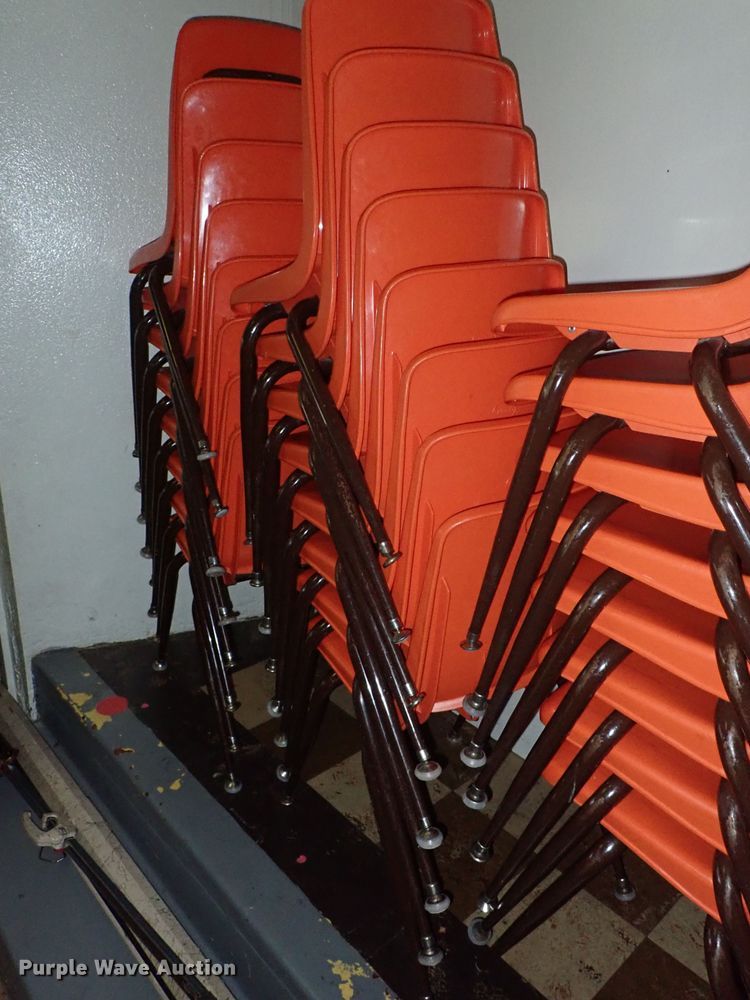 image for item FE9892 Approximately 70 plastic chairs