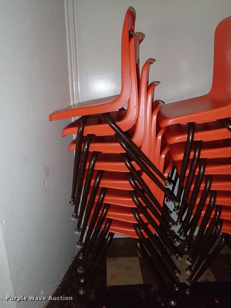 image for item FE9892 Approximately 70 plastic chairs