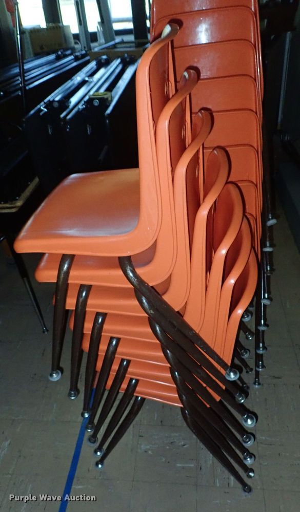 image for item FE9892 Approximately 70 plastic chairs